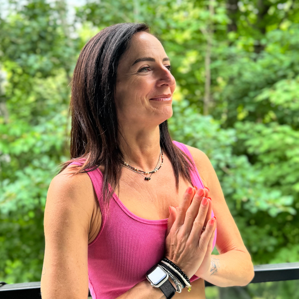 Emma James - Prof de Yoga.png
